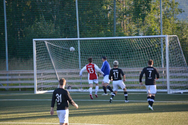 Elias Larssen headet ballen utagbart for Lurøys keeper Trond Even Jørgensen. Et flott mål som vitnet om et hjemmelag i framgang.