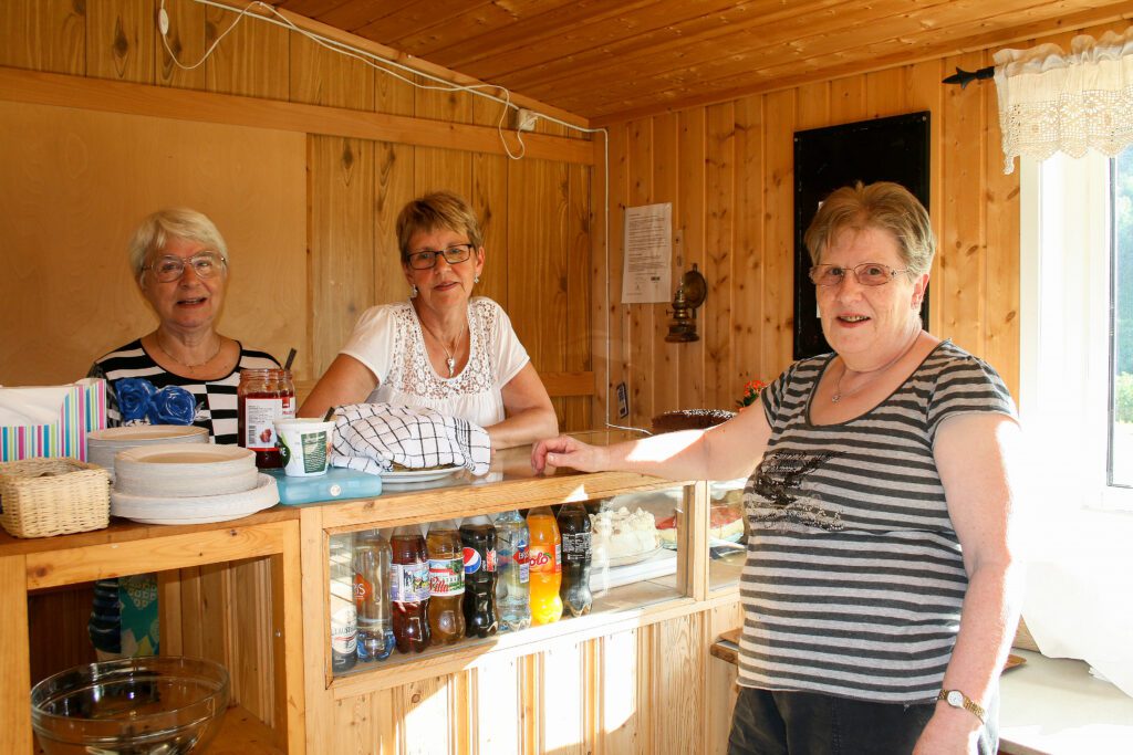 Kaffesalg på Ungdomshuset, med Karen Finbak, Jorun Fjelldal og Elsa Trettbakk.