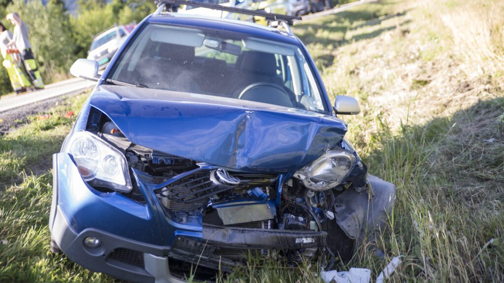 Bilen har trolig først kjørt inn en annen bil bakfra før ferden har endt i grøfta.