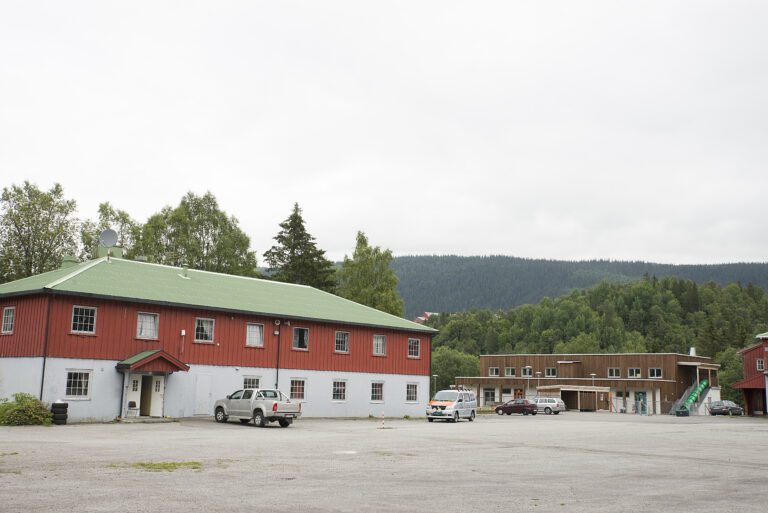 De gamle sivilforsvarsblokkene (røde bygg) skal nå huse opp til 40 enslige unge flyktninger i alderen 15-18 år. Disse vil oppholde seg i leiren i opp til ett år. I bakgrunnen ser vi den nye barnehagen på Bjerka.