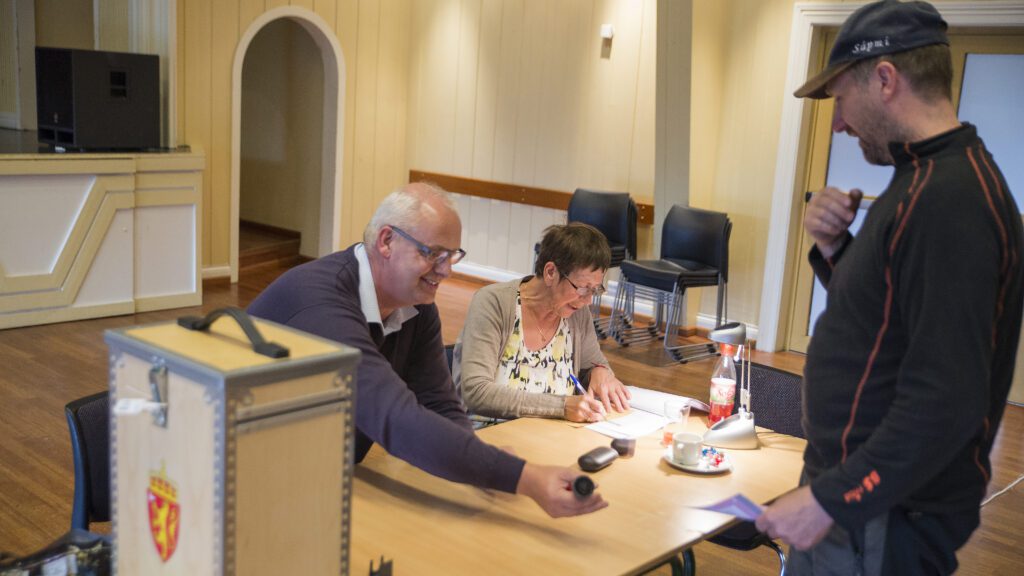 Knut Arne Hagen og Karin Jensen sjekker grundig at Lars Einar Trongmo er oppført i manntallet.