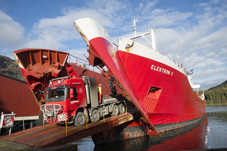 Her legges det ballast på en av bilene som skal trekke fraktevogna med den 200 tunge trafoen som skal fraktes til Korgen. Trafoen ankom Finneidfjord søndag kveld og har brukt litt under en uke på sjøvegen fra Rotterdam til Finneidfjord.