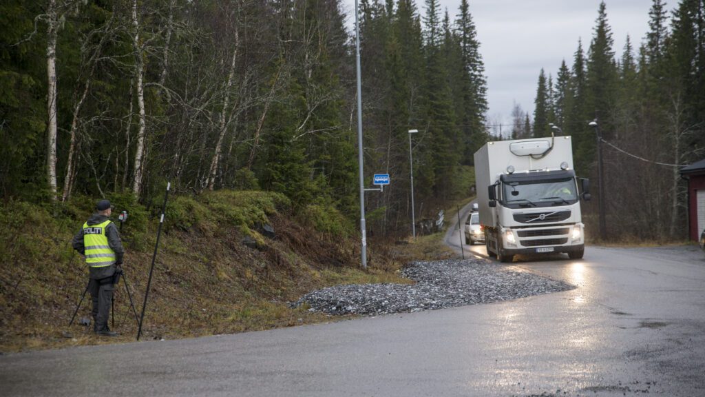 Renoveringen av kraftanlegget medfører mye trafikk, og mange tyngre kjøretøy. Rune Bang fra UP sjekker at farten ikke overstiger 30 km/t.