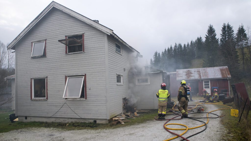 Brannmannskapene jobber for å få slukket brannen.