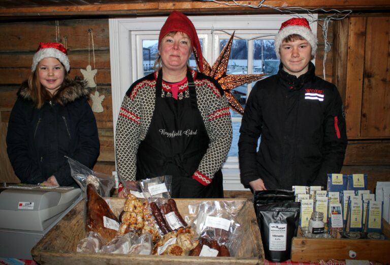 Aksel Tverå, Marita Grönlund og Thea Tverå koste seg på Jul på Berget med sine lokale produkter fra Brygfjeld gård.