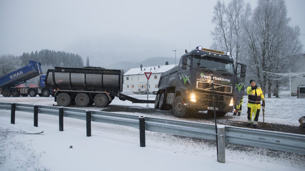 Det ble problemer på glatta for denne bilen. Såpeglatt føre fikk sin løsning i medbrakt sand.