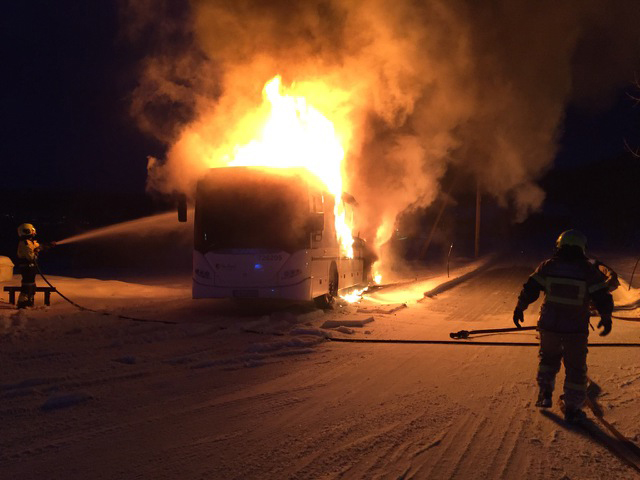 Bussen var helt overtent, og brannvesenets oppgave ble å sikre at ikke nærliggende bygninger ble antent.