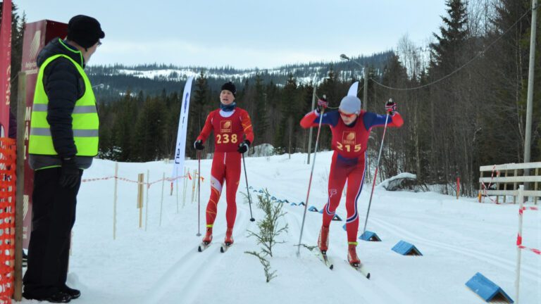 Ivar Tverå går over målstreken like før klubbkompis Andrè Lenningsvik og vinner dermed sin klasse.