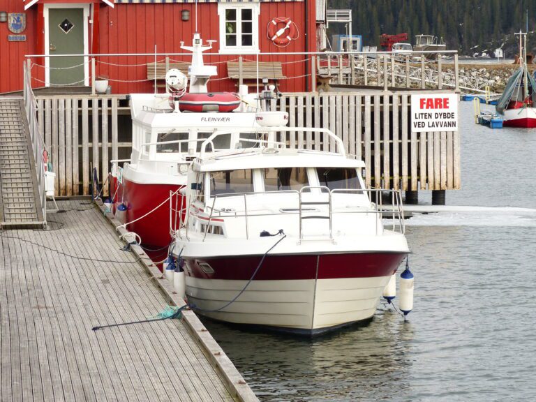 Fartøyet klart for utror. Her sammen med skyssbåten Fleinvær.