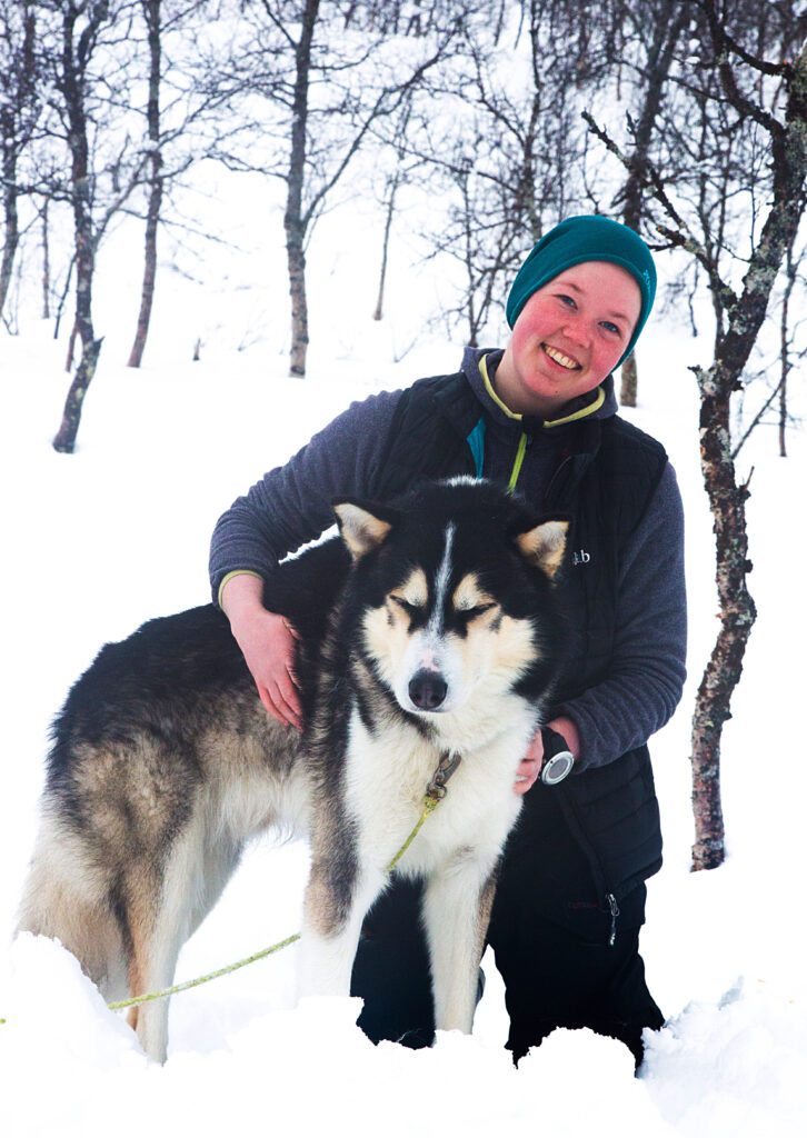 Både Anette Kyllingmo og turhund Marco, trivst ute i snøver