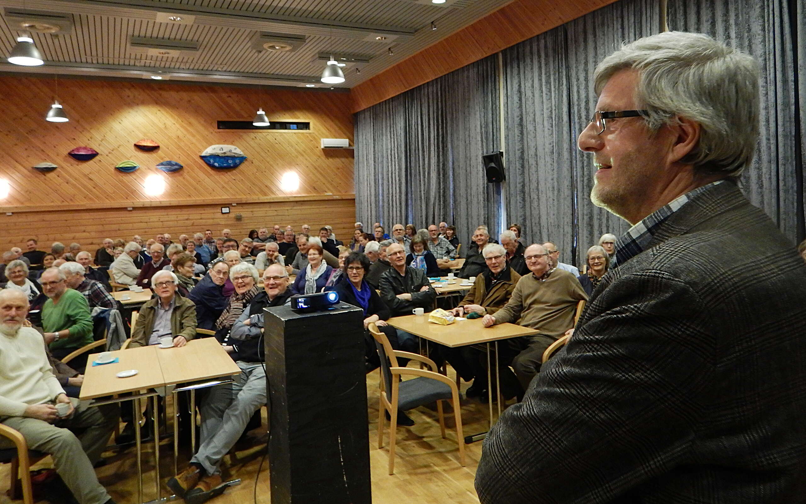 Foredragholder Alf Ragnar Nielsen trakk Aulaen full av landnåmsinteresserte helgelendinger. Historikeren har bak seg blant anna Nordland historie i tre bind og snart fem bind av fylkets fiskerihistorie. Landnåmsstudiet betegner han som en "hobby".