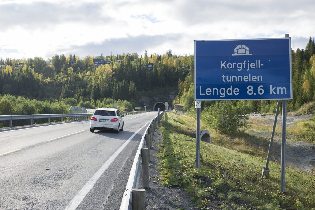 Korgfjelltunnelen har nettopp fylt 10 år. Nå blir den stengt gjennom sommeren for å få lovpålagt oppjustering av sikkerhet.