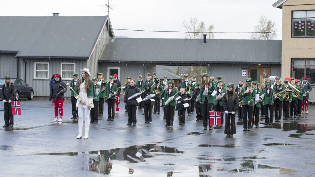 Korgen Skolemusikkorps åpnet 17. mai med dagens første avspilling av nasjonalsangen.