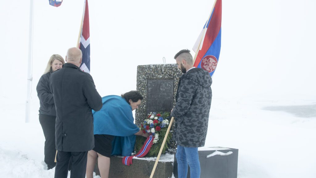 Ordfører i Hemnes Christine Trones la ned krans på minnesmerkene både på Fagerlimoen og Korgfjellet. På fjellet fikk hun selskap av ordføreren i Vefsn, Jann-Arne Løvdahl.