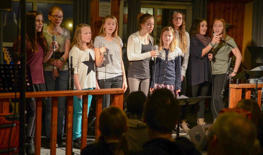 Kulturskolens avslutninger har alltid trukket mye folk. Her fra juleavslutningen i 2014 på Korgen Vertshus der Veronika Axelsen Lillevold, Ellen Fjelldal Lien, Martine Falmår, Andrea Sofe Bjørkås Tuven, Silje Helen Lorentzen,  Maja Oksfjellelv, Nora Fjelldal Pedersen, Emma Marshall og Sigrid Marie Rydsaa tilsammen var dynamitt. De framførte flere sanger som trolig frambrakte en tåre eller to i lokalet.