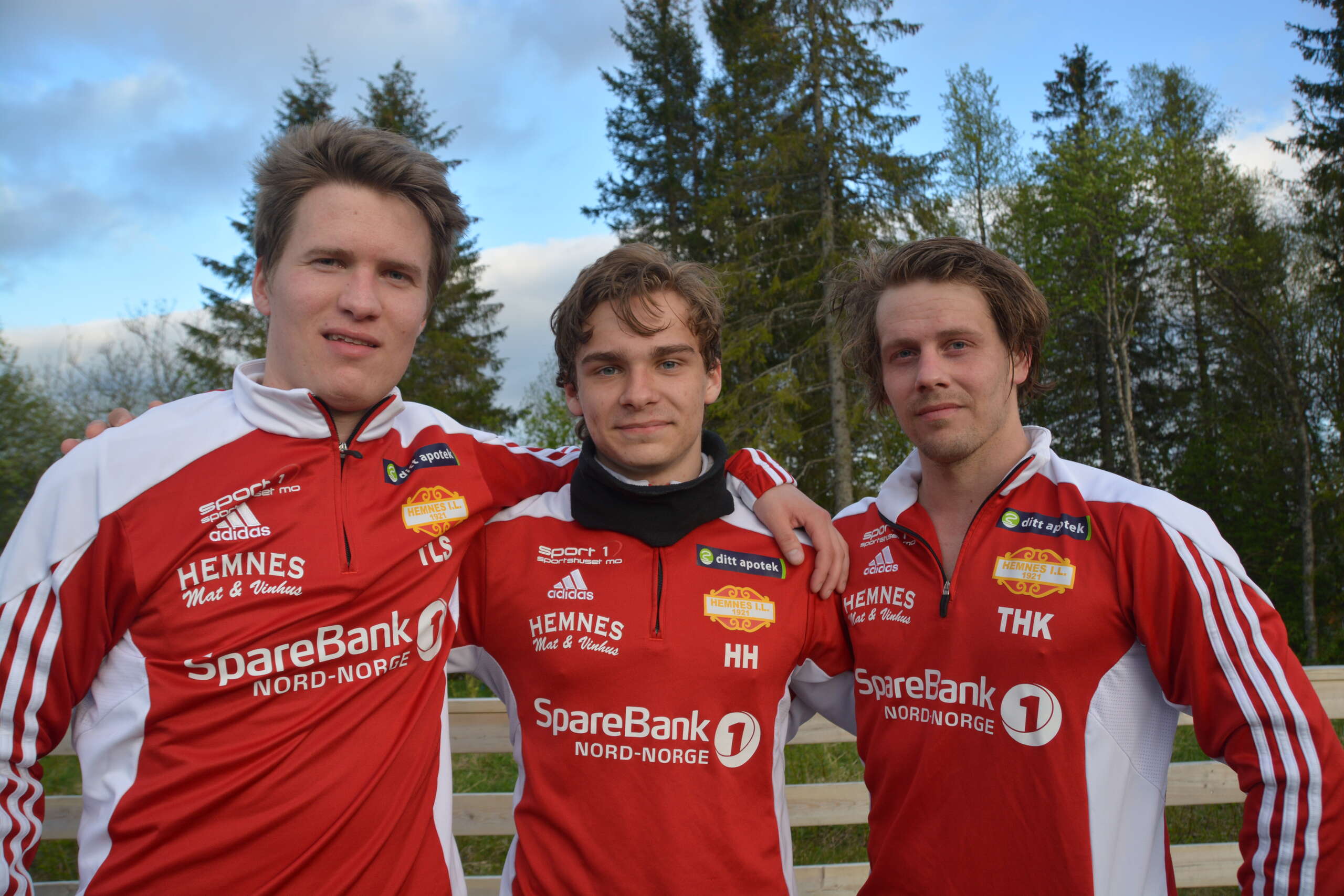 Henning Hansen i midten skåret onsdag sitt første mål i en A-lags kamp for Hemnes IL til stor juble fra publikum. Tobias Skreslet Larsen (til venstre) og Tommy Karlsen (til høyre) kom også på listen over målskårere som så mange ganger før.