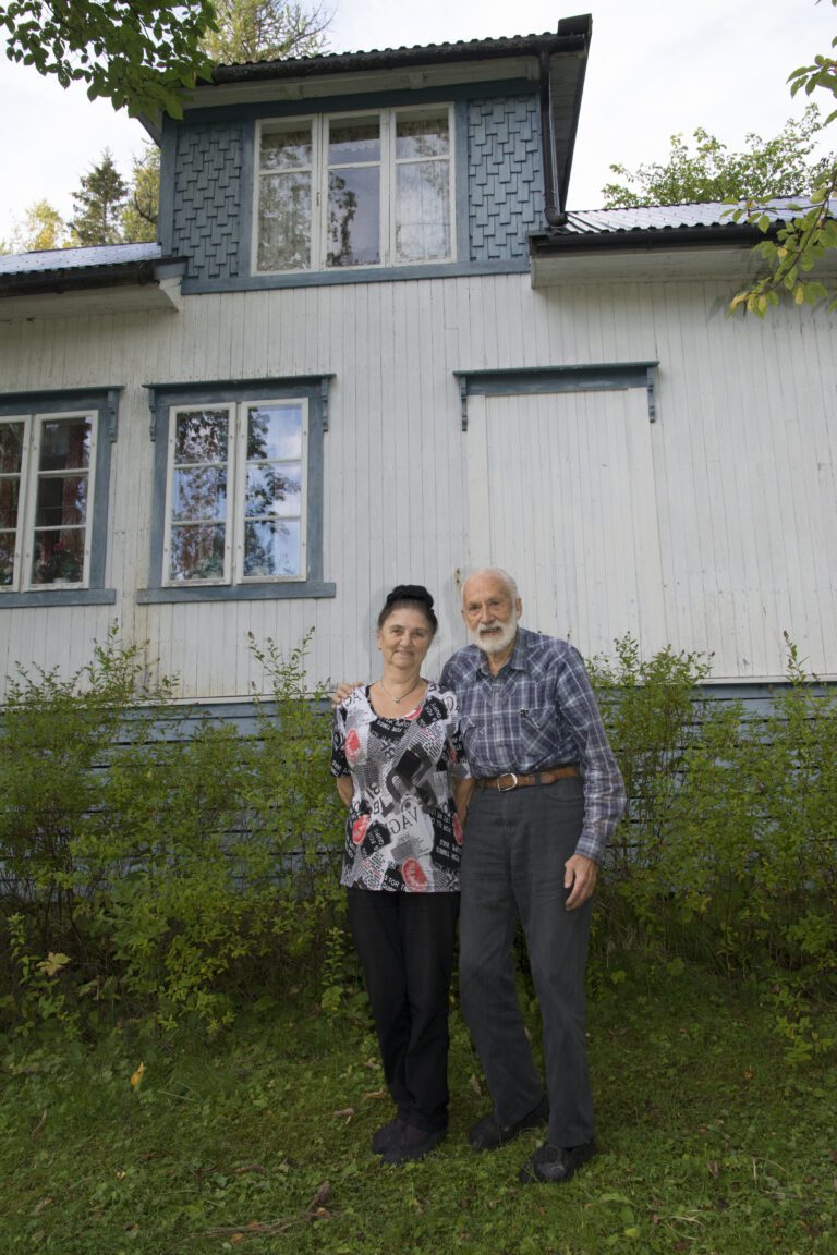 Innrammet i frodige farger ligger det levende  huset på Nylund med sine mange minner og sin historie.