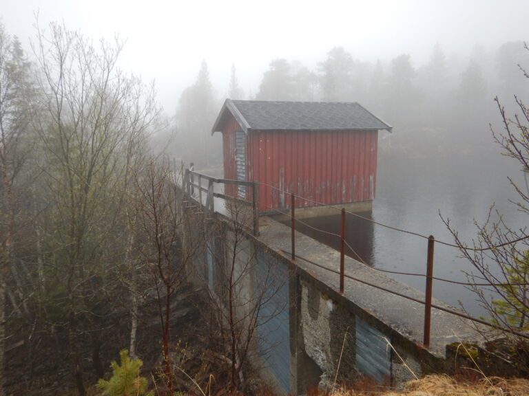 Langt oppe på Hemnes fjellet, ovenfor Geitvika, finner vi vannmagasinet for Hemnesberget