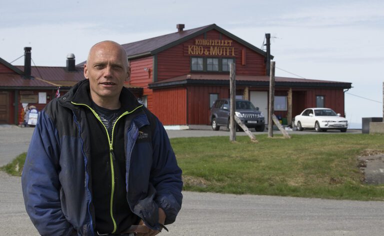 Svend Harald Brendmo ved Korgfjellet kro og motell. Nå utvides parkeringsmuligheter i  forbindelse med ARN.