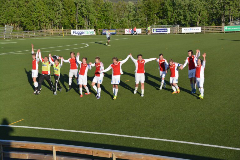 Hemnes vartet opp med godt forsvarsspill og kjappe overganger og vant fortjent mot serielederen onsdag kveld. Rundt åtti tilskuere fikk med seg et flott arrangement som i tillegg til det vanlige også kunne by på kampprogram.