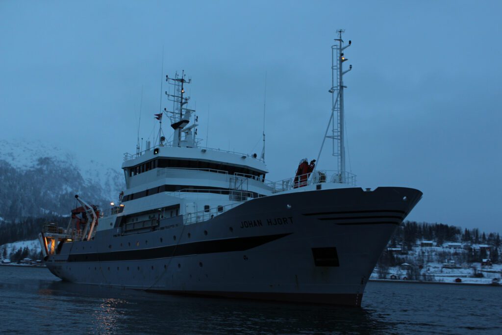 Forskningsfartøyet Johan Hjort utenfor Finneidfjord mens den utforsker raset i Finneidfjord.