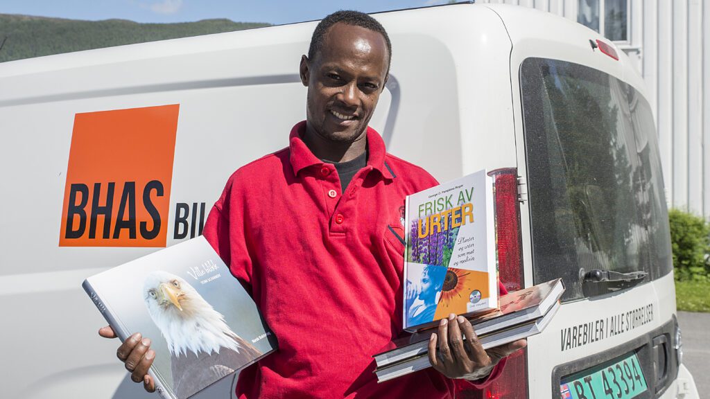 Peter Simon, fra Uganda, ønsker å tjene mest mulig penger for å få råd til å fullføre studier.