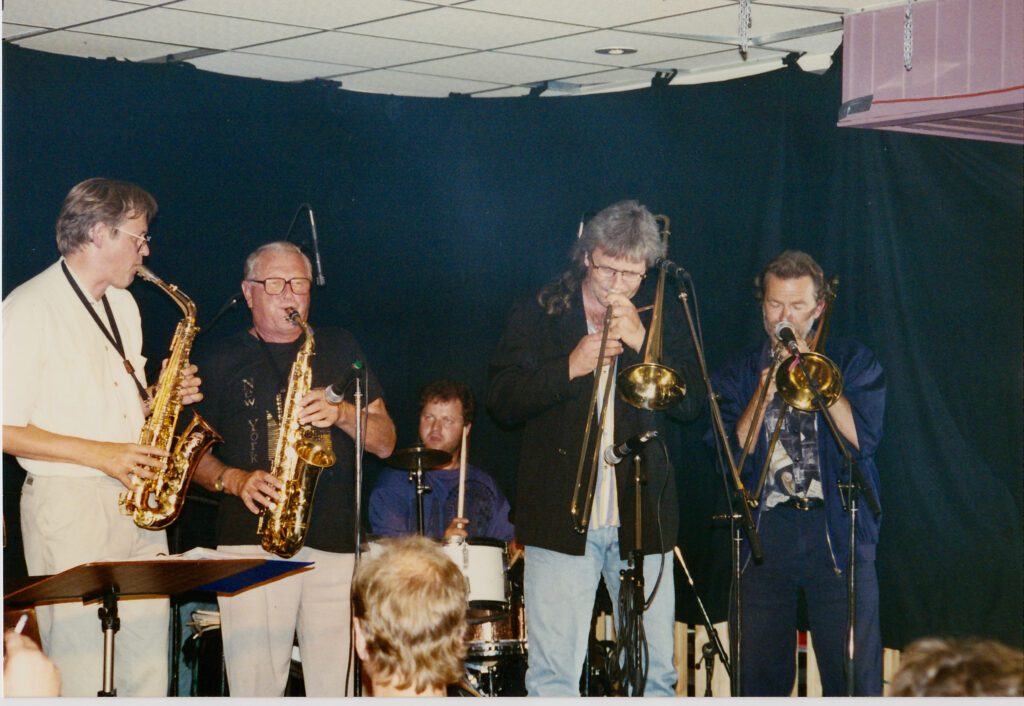 Guttorm (Stompen)Guttormsen, Asmund Bjørken, Trond Sverre Hansen, Arvid Marthinsen og Erling Wicklund på scenen i Kroa.