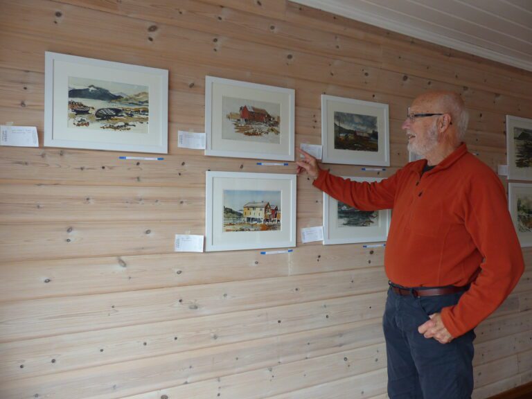 Festivalkunstneren Richard Kirkpatrick klargjør utstilling før åpningen.