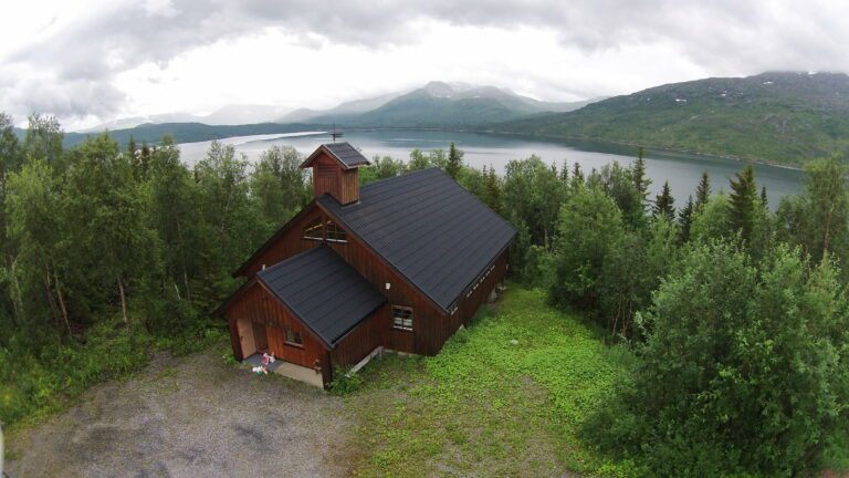 Det private kapellet i Sundslia ligger i naturskjønne omgivelser.