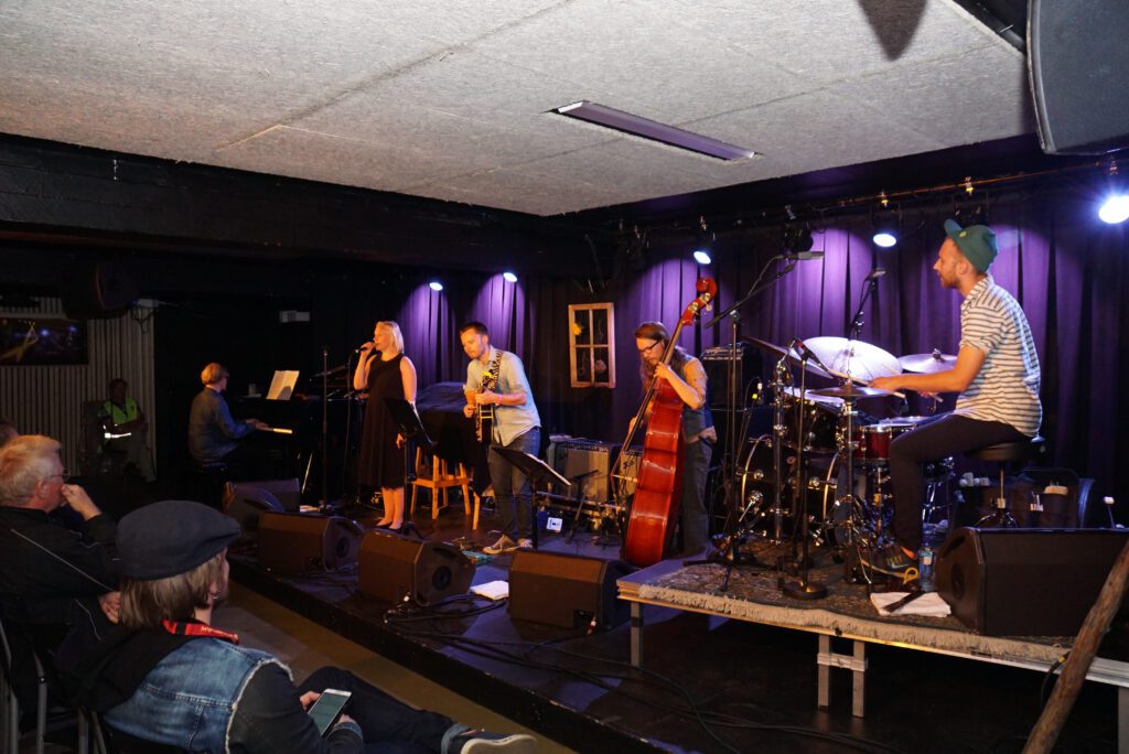 Eline Hellerud Åsbakk med band leverte så det bokstavelig talt sang på Hemnesjazz' første dag.