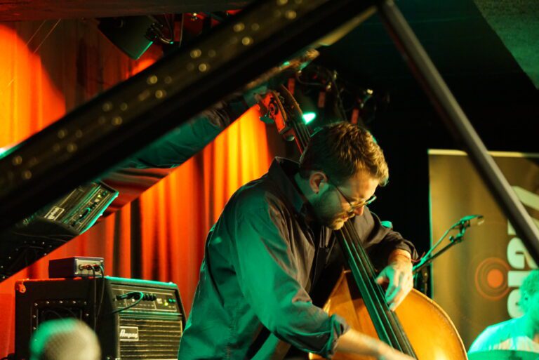 Jo Skaansar er den perfekte bassist til Klezmer-musikk.