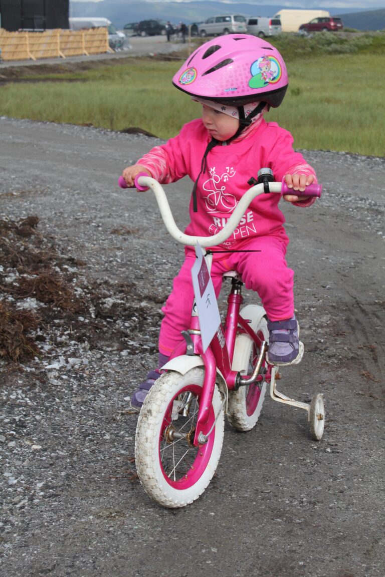 Sara Marie Stien (2) hadde såvidt knekt koden med pedal systemet. Med rosa sjarm var hun en soleklar medaljekandidat.