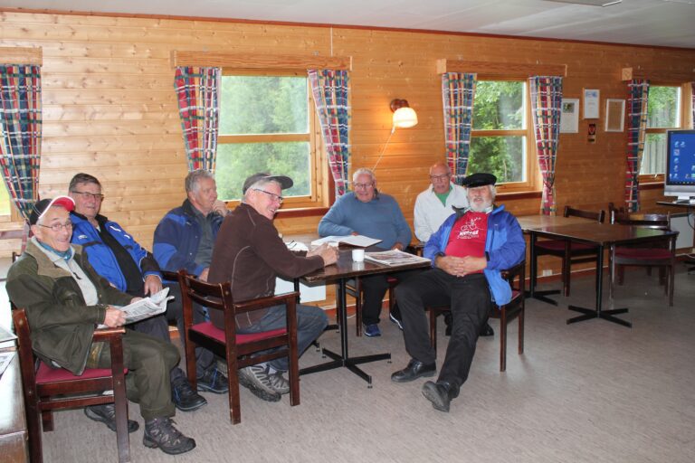 Noen av medlemmene venter på kaffebesøk under ARN. fv. Alf Tømmermo, Eivind Leirskar, Odd Jomar Ottermo, Sverre Johan Kibsgård, Jakob Sandmo, Gunnar Berland og Charles Skreslett