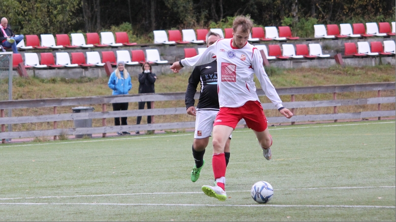 Eirik Flostrand (her fra en tidligere kamp) har bøttet inn mål for Korgen i år. Nå kan det bli lenge til neste gang.