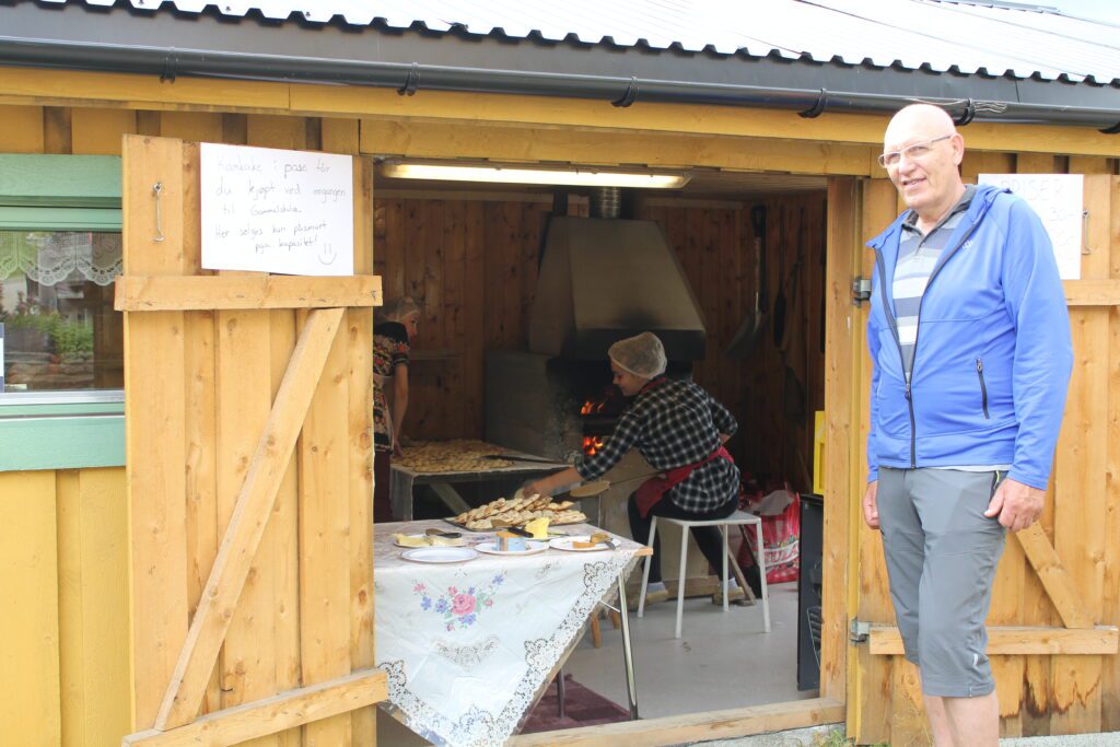 Olav Mastervik viser frem bakerhuset ved Gammalskola.