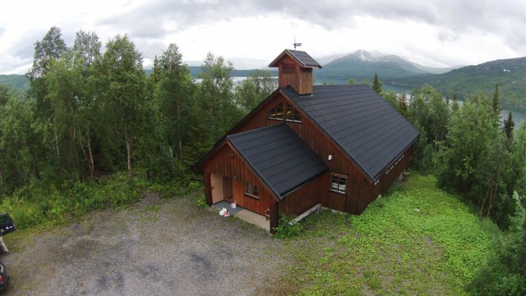 Kapellet ligger fint til ovenfor gården Sundsli ved Nordrøsvatnet.