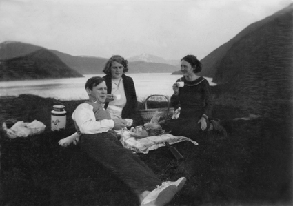 Harald og Margit Arntsen , f. Martinsen, og Laura Arntsen f.Landeng, på pic-nic på Sundsholmen . Det var fortsatt lite vegetasjon midt på holmen til tross for at Hemnes ungdomslag hadde plantet både løvtrær og gran noen år tidligere.