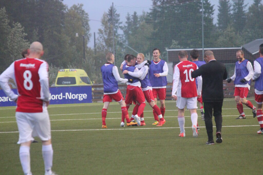 Med storebror Mats i ambulansen med knekt ben knaller Joakim Buskli inn ledelsen for Korgen.