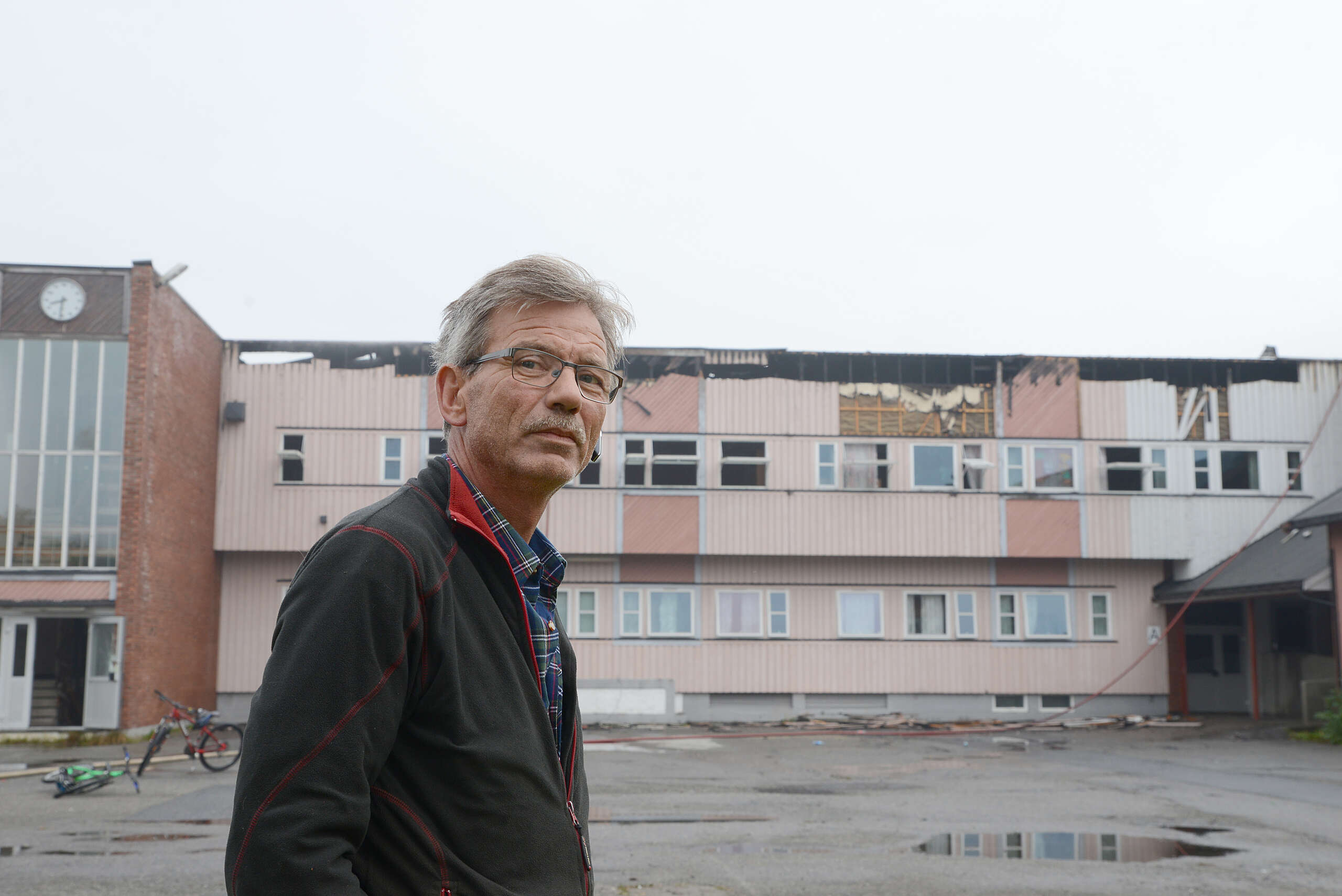 Jarl Valåmo kom seg opp på taket og forsøkte å slukke brannen før brannvesenet ankom.
