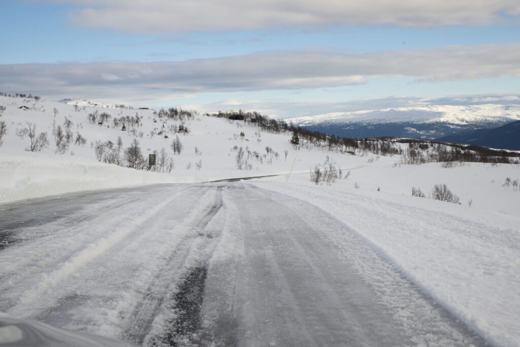 Vegtrafikksentralen ber folk legge om til vinterdekk om de skal kjøre over Korgfjellet. (arkivfoto)