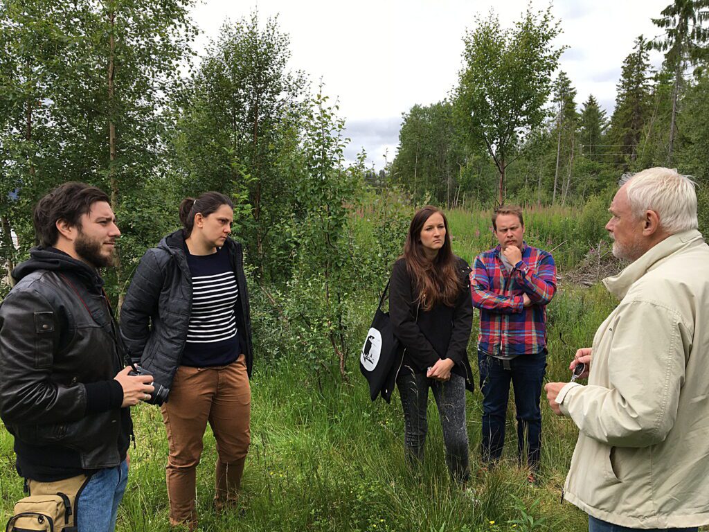 Gruppa bestående av Filip Popovic, Milica Nicolic, Sandra Steffensen og Simen Nyland får innføring i de historiske fakta angående de jugoslaviske krigsfangenes skjebne ved bygginga av den første Korgfjellvegen. Her ved leirstedet i Knutlia, Osen. Jim Nerdal fra Vennskapssambandeter formidler.