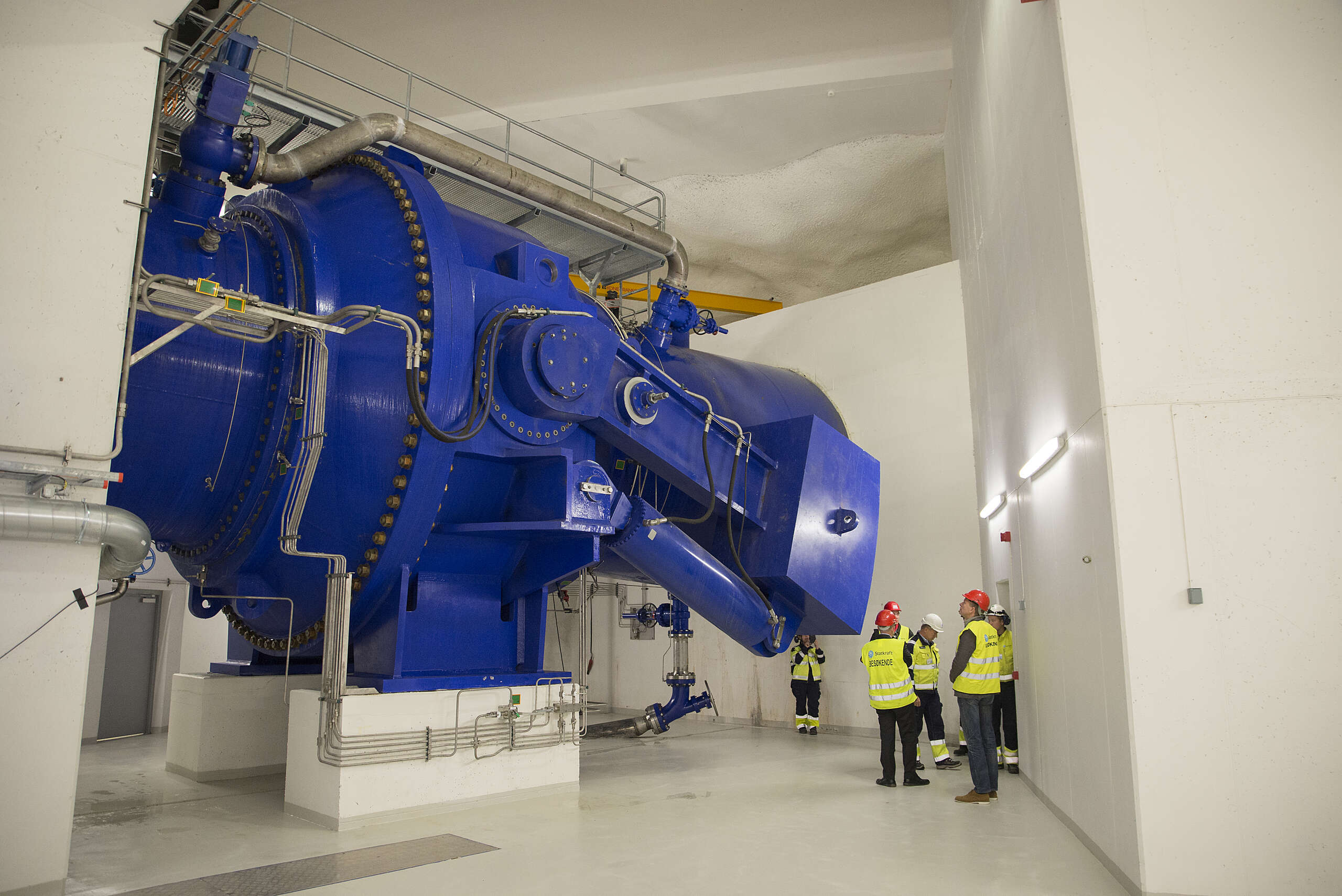 18. oktober åpnet Statkraft den nye kraftstasjonen ved Nedre Røssåga kraftverk. 130 gjester var tilstede ved åpningen i den nye maskinsalen inne i fjellet. Her er det kraftverksjef Marianne Fineide som svarer på spørsmål fra media.