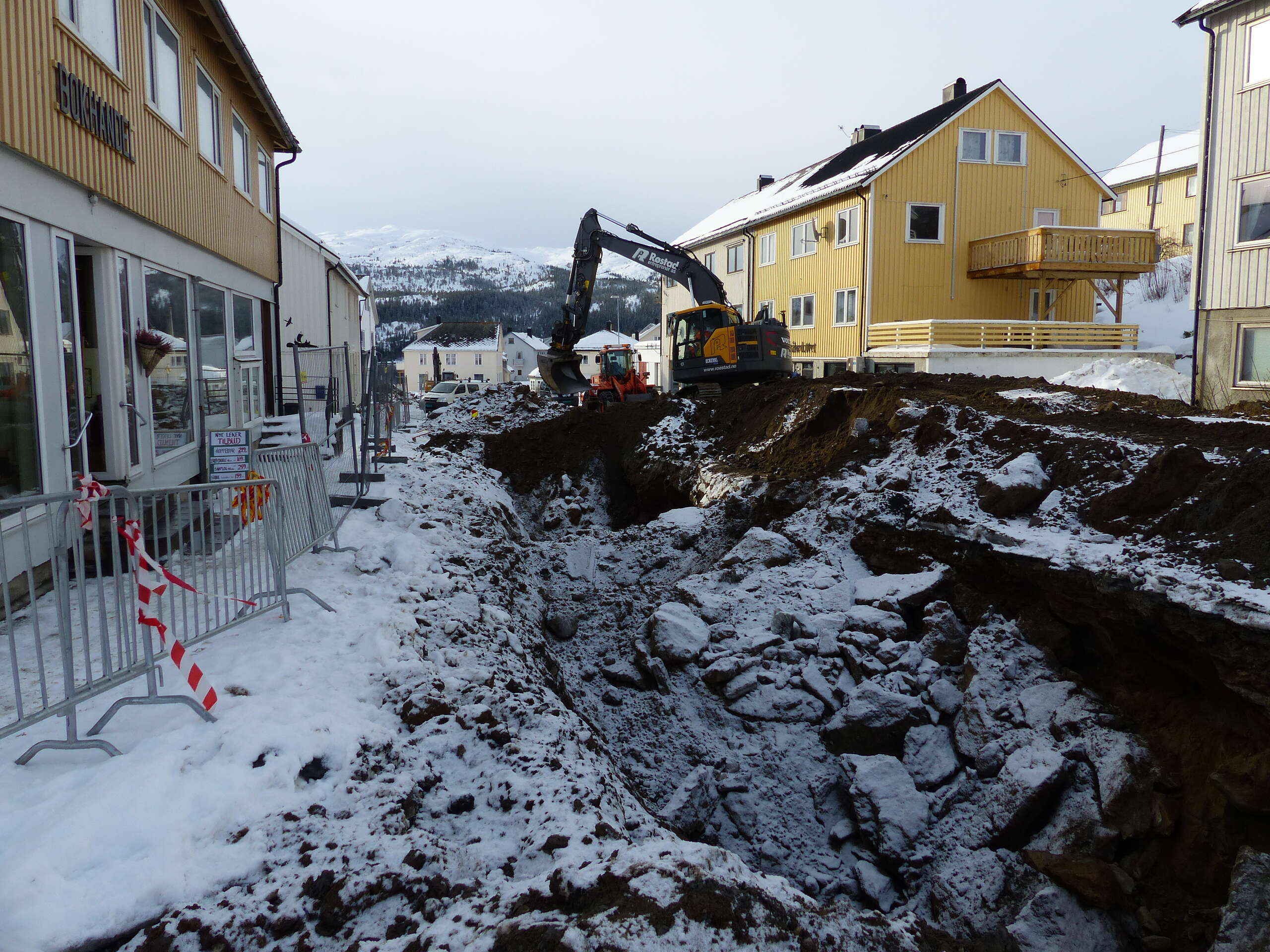Slik så det ut i "butikkgata" 1. mars 2016. Maskiner og sprenging jobbet med å få grøfta for de kommunale rørledningene dyp nok.