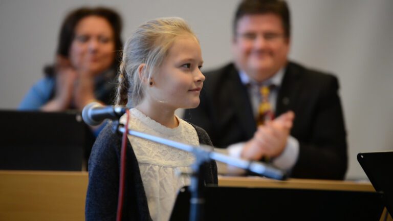 Før kommunestyret startet forhandlingene fikk de sang av Lisbeth Buskli.