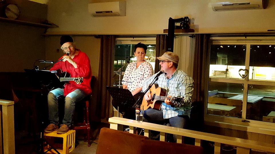 Arvid Martinsen, Hilde Karin Skreslett og Bjørn Sverre Falch koste seg tydelig på scenen.