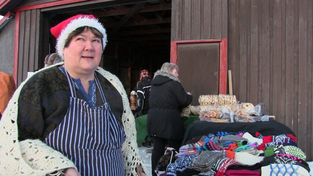 Mange møtte opp på Brattli Gård i Bleikvasslia da det ble invitert på god, gammeldags julemarked.