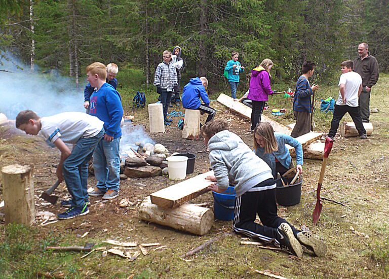 Skoleklasse i Korgen bygger bålplass på Elggravmoen 2014. Aktiv deltakelse gir eierskap, stolthet og kunnskap om nærmiljøet. Fysisk aktivitet kommer som bonus.