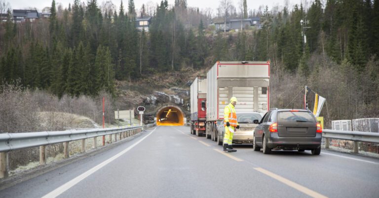 Korgfjelltunnelen åpner for fri ferdsel 21. desember og arbeidene tas opp igjen 5. januar. Hæhres vegarbeider på E6 stopper lørdag 17. desember og tas også opp igjen 5. januar.