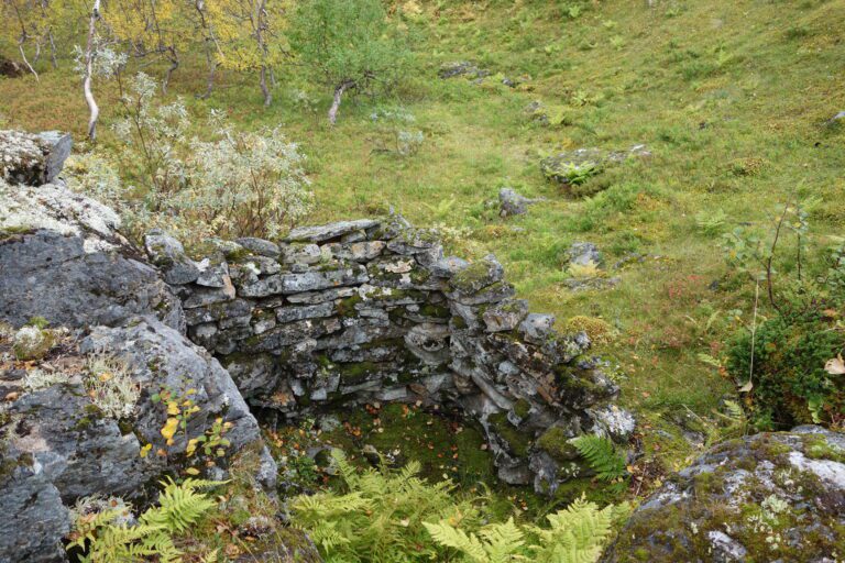 Oppmura gjømmestad for jegarane som låg i bakhald og venta på villreinflokken, som vart driven fram av folk og hundar, og leda mot skyttarane med stengsler. Denne konstruksjonen ligg i Vesterfjellet vest for Korgen, og vart på 1980-talet undersøkt av ekspertar frå Samisk senter på Snåsa. Dei meinte dette var autentisk sørsamisk, men kunne ikkje slå fast kva tid det hadde vori i bruk.