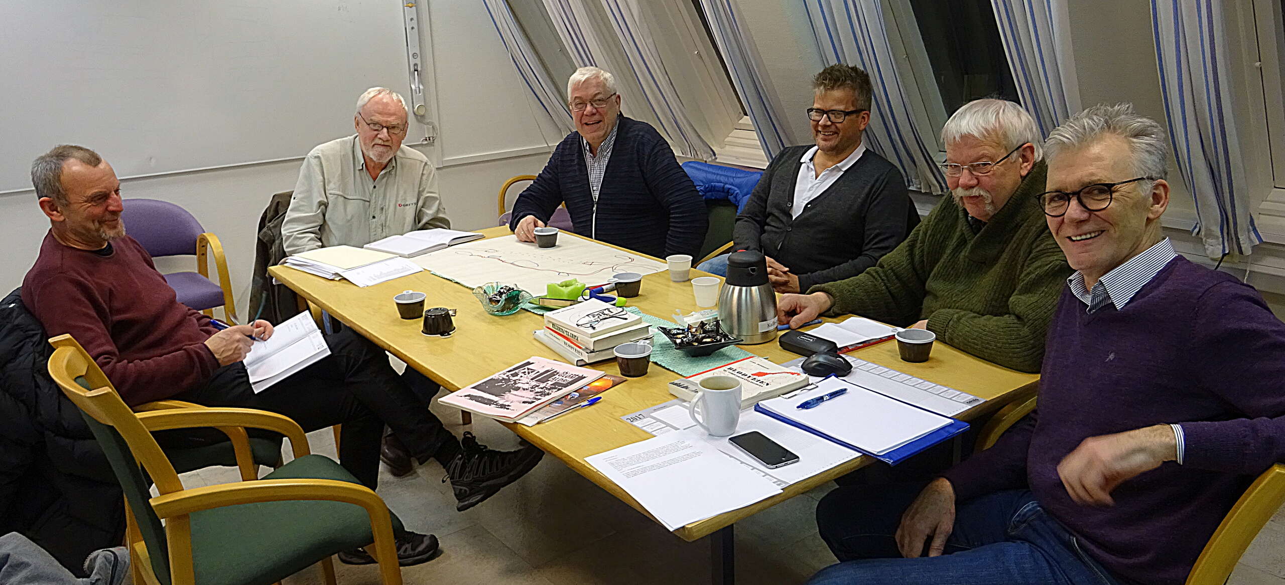 God grunn til å ta på pensmilet da det ble kjent at Sparebankstiftelsen har gitt et tilskudd på 750.000 til prosjektet"Blodveien".Fra v.: Ragnar Selnes, Helgeland museum, Jim Nerdal,Vefsn, Ketil Tverrå, Hemnes, Harald Fåkvam,Vefsn, Per Kr. Steinmo,Vefsn, Rolf Fjellestad,Hemnes.